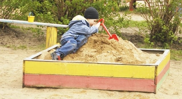 Как подготовить уличную песочницу для игр с детьми