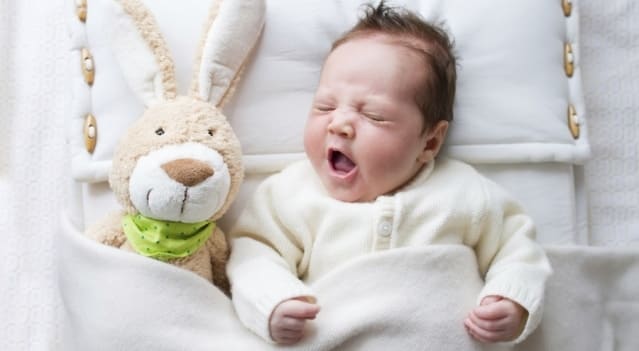 11 способов уложить спать ребенка (и не уснуть самой)