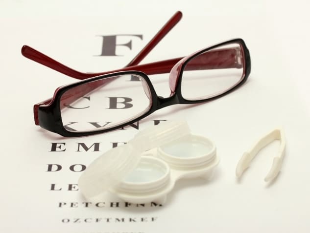 4 главных правила как носить очки и контактные линзы