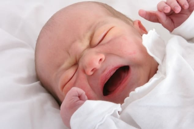 По каким причинам у малыша болит животик?
