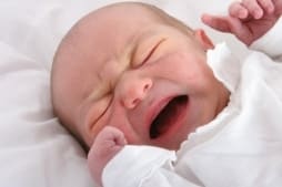 По каким причинам у малыша болит животик?