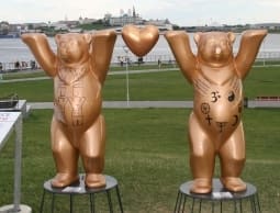 В Казани возле Центра семьи «Казан» открылась выставка «The Minis United Buddy Bears»