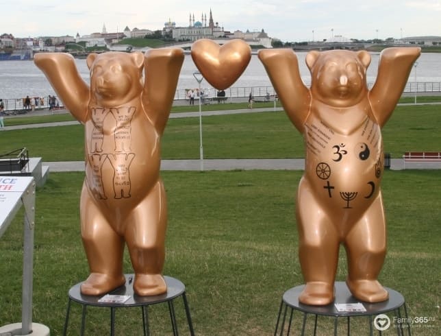 В Казани возле Центра семьи «Казан» открылась выставка «The Minis United Buddy Bears»