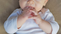 Зубки без слез: простые способы облегчить боль малышу